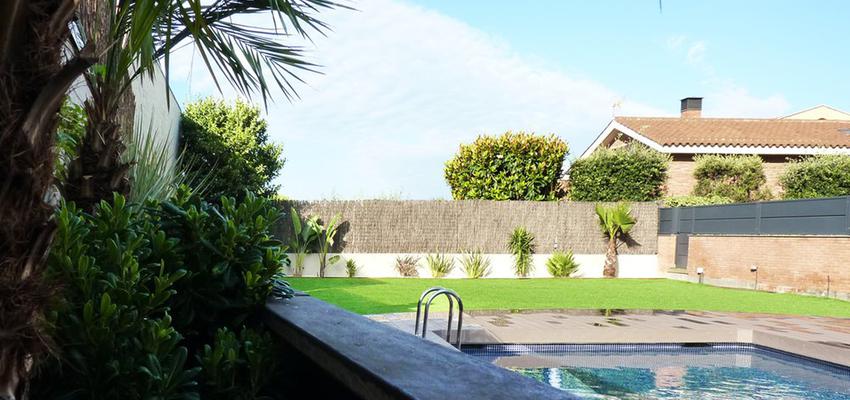 Piscina, Jardin style mediterraneo color verde, marron, beige, marron, blanco  diseñado por Eva Vidal Mateu - Taller de Paisatge | Paisajista 