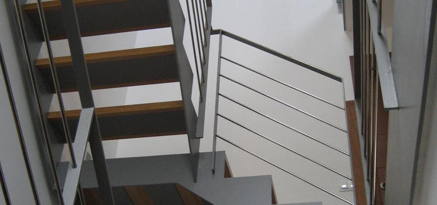 Escalera style contemporaneo color marron, blanco, gris  diseñado por Toni Morlà Villalonga | Arquitecto 