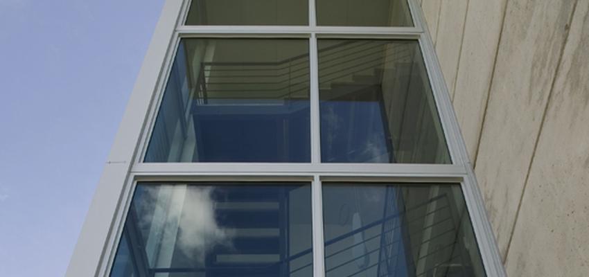 Exterior style contemporaneo color blanco, gris, gris  diseñado por Toni Morlà Villalonga | Arquitecto 