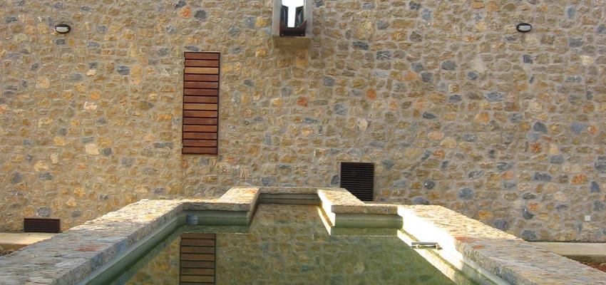 Piscina, Exterior style contemporaneo color marron, blanco, gris  diseñado por Toni Morlà Villalonga | Arquitecto 