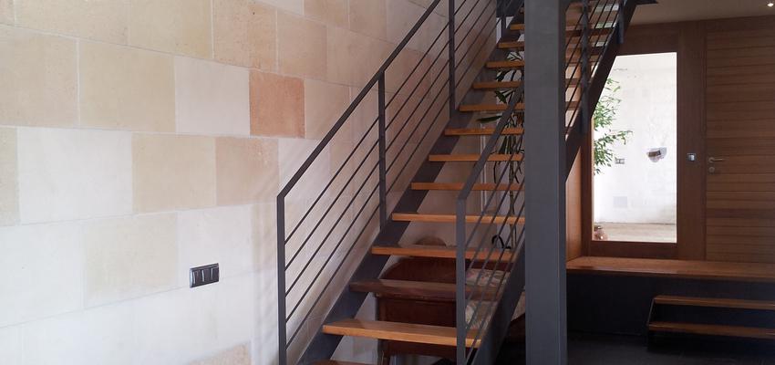 Recibidor, Escalera style contemporaneo color marron, blanco, gris  diseñado por Toni Morlà Villalonga | Arquitecto 