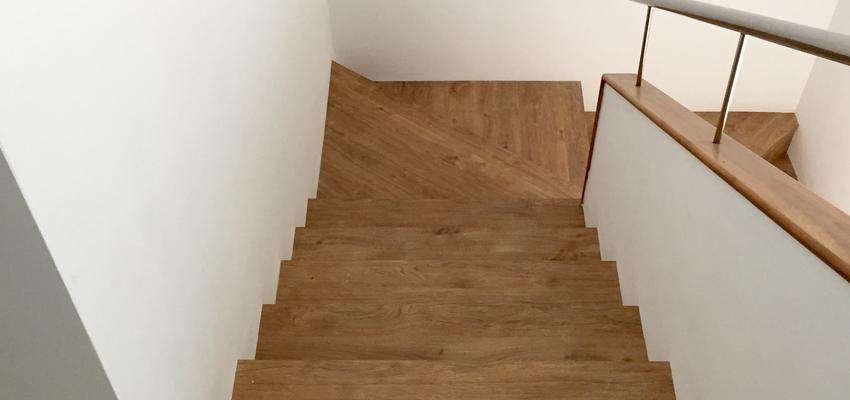 Escalera Estilo moderno Color marron, marron, blanco  diseñado por Lydia Castello Peris | Arquitecto Técnico 