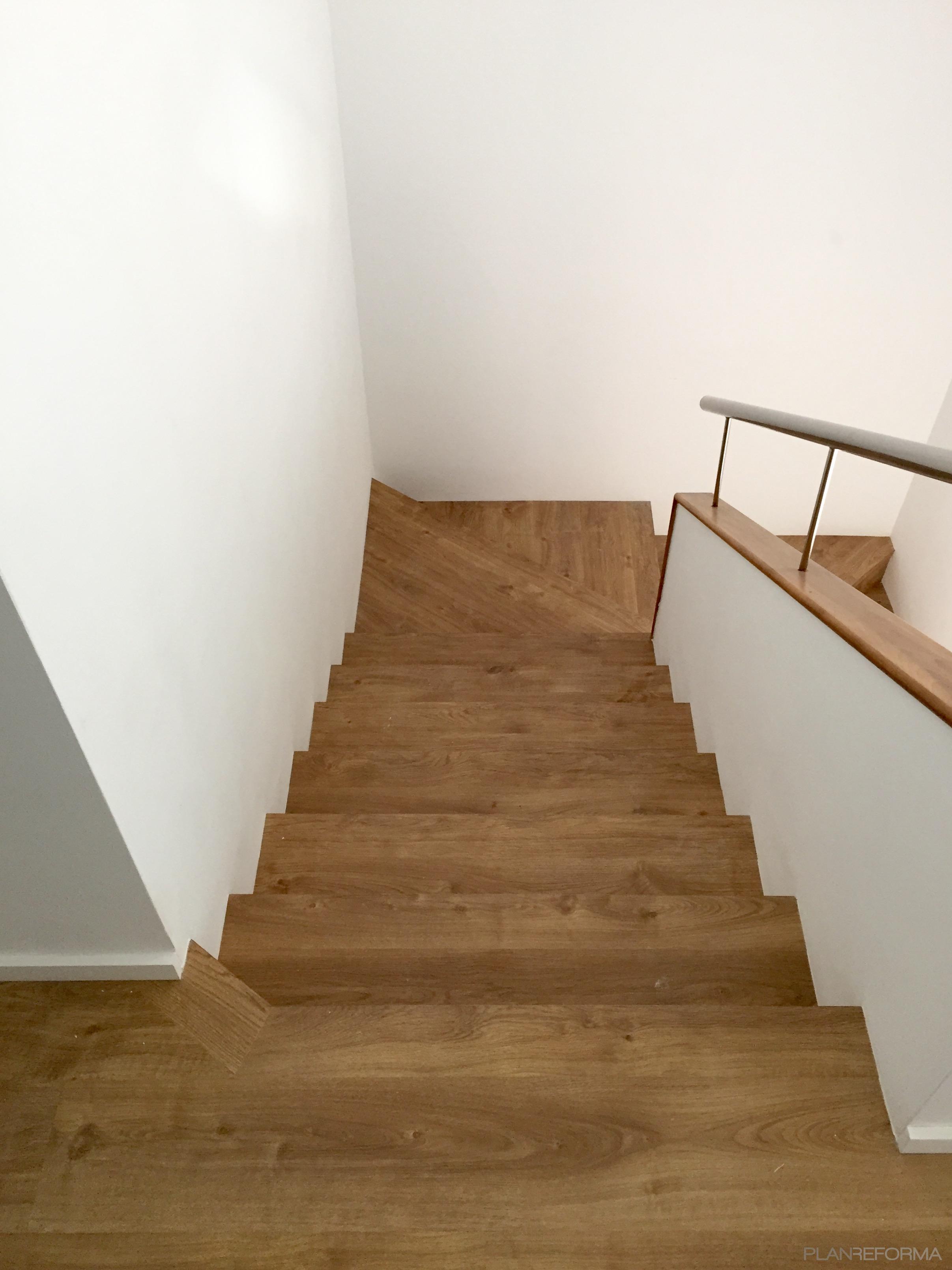 Escalera Estilo moderno Color marron, marron, blanco  diseñado por Lydia Castello Peris | Arquitecto Técnico 