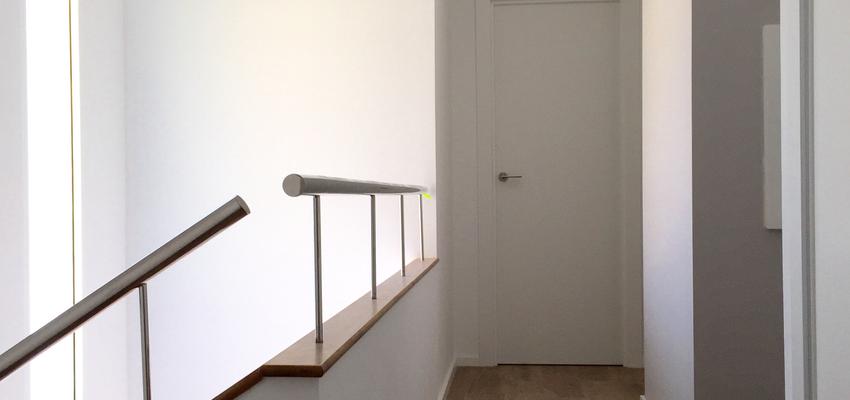 Pasillo, Escalera Estilo moderno Color marron, marron, blanco  diseñado por Lydia Castello Peris | Arquitecto Técnico 