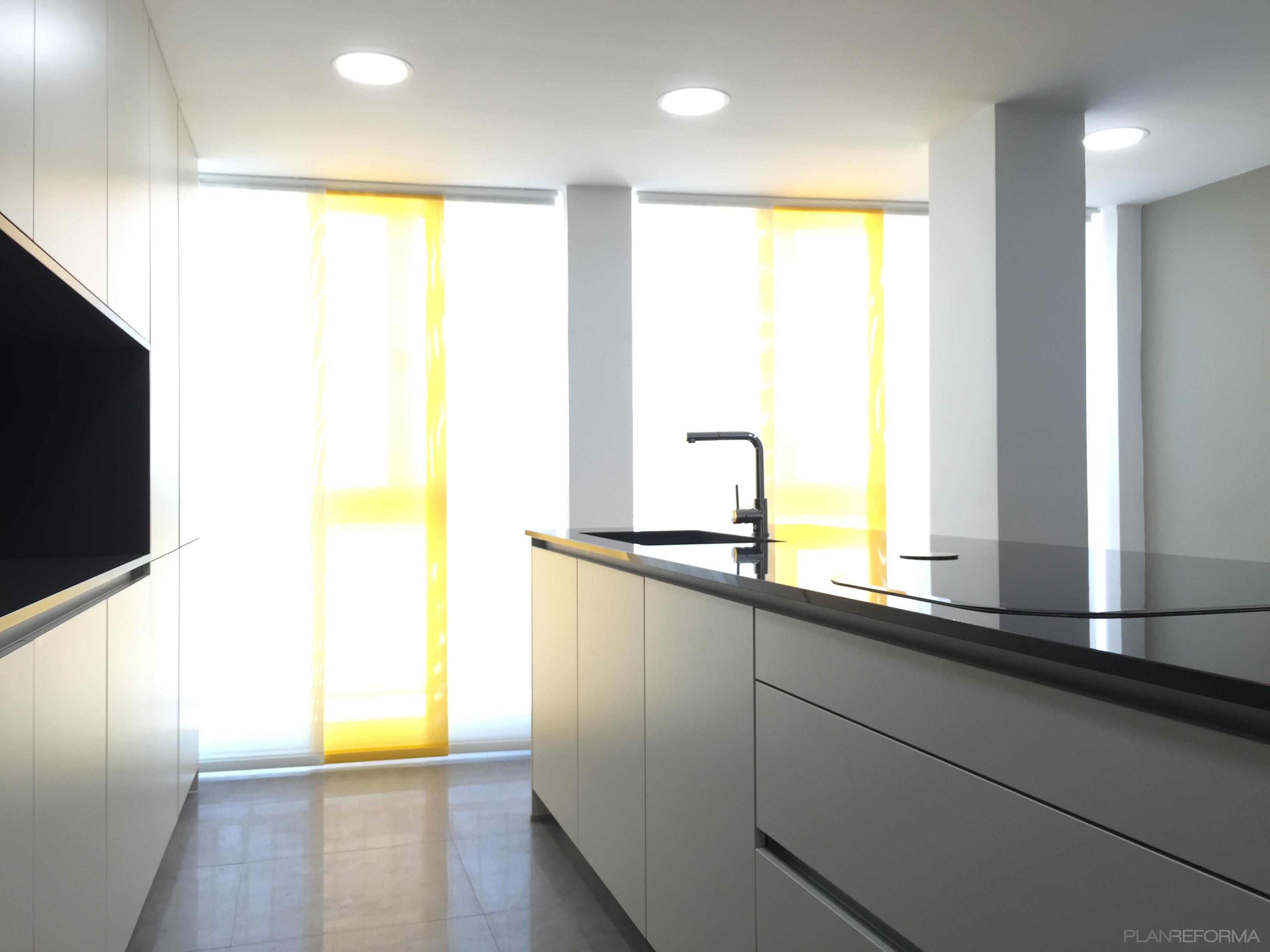Comedor, Cocina Estilo moderno Color beige, negro, dorado  diseñado por Lydia Castello Peris | Arquitecto Técnico 