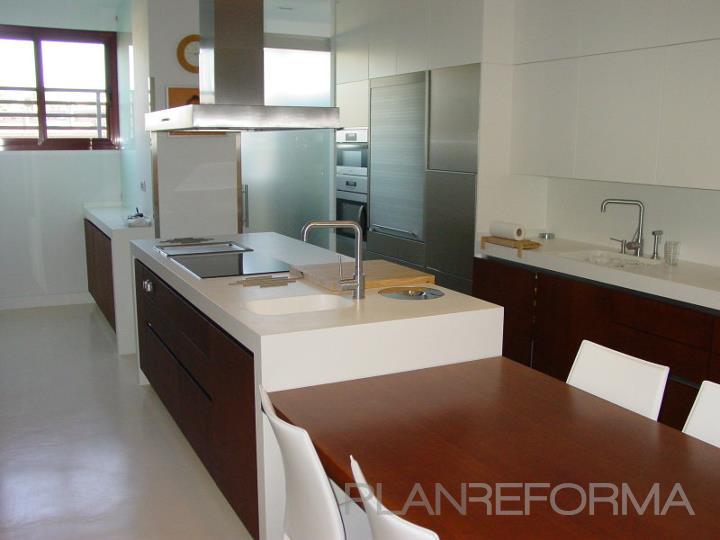 Comedor, Cocina Estilo contemporaneo Color marron, blanco, gris  diseñado por Galera & Murano | Gremio 