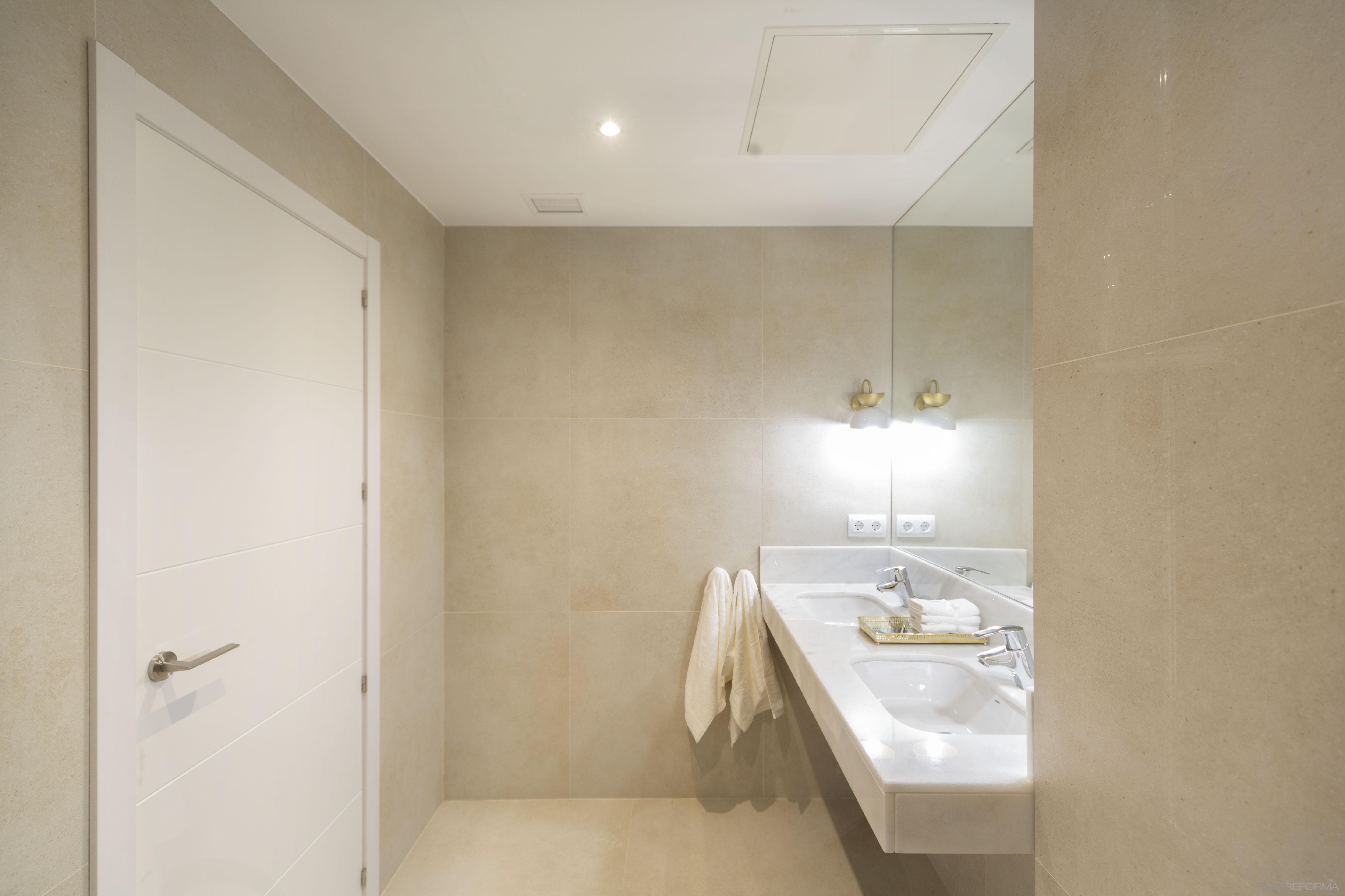 Baño Estilo moderno Color beige, beige, blanco