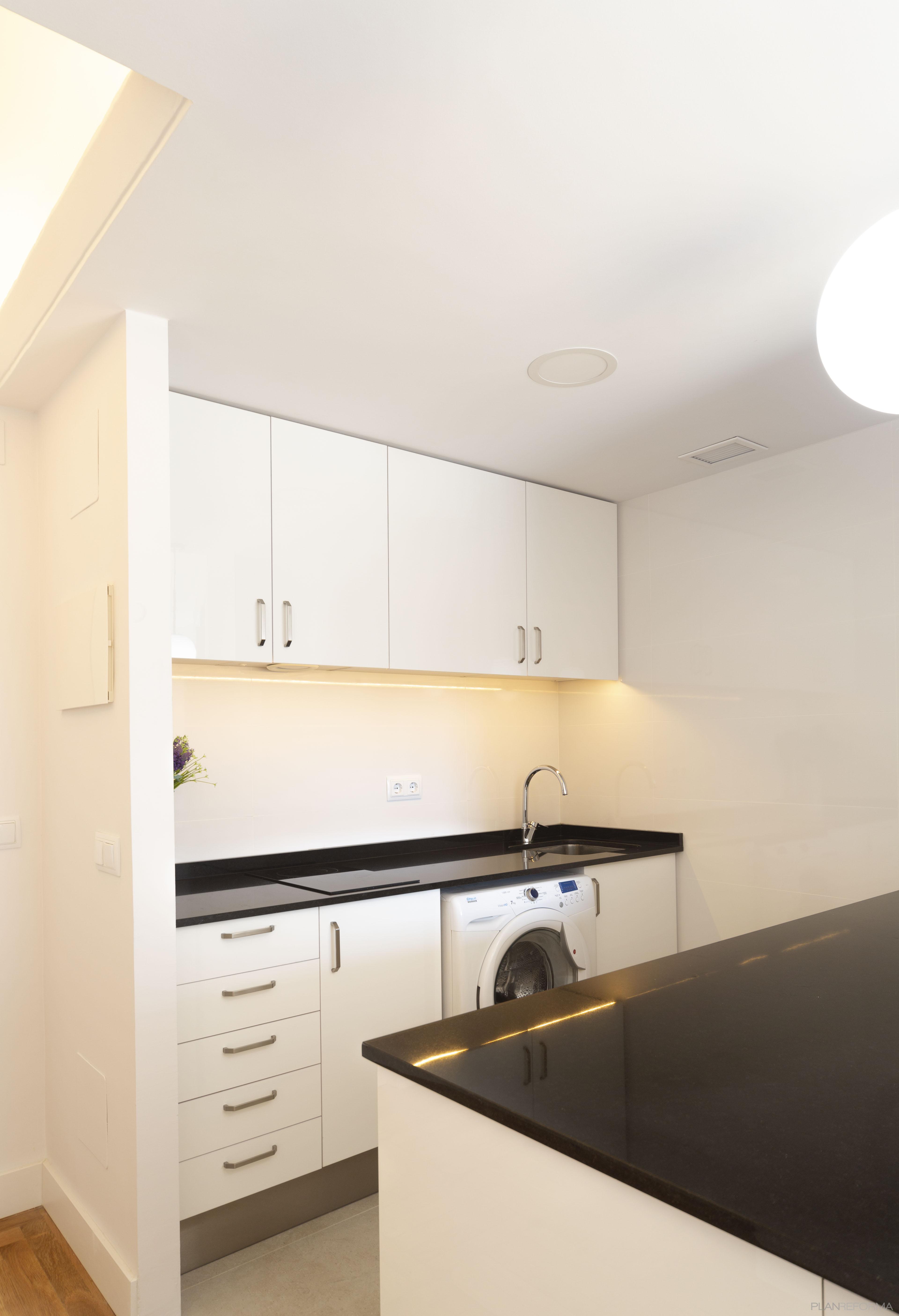 Cocina Estilo contemporaneo Color ocre, blanco, gris  diseñado por Galera | Gremio | Copyright Galera