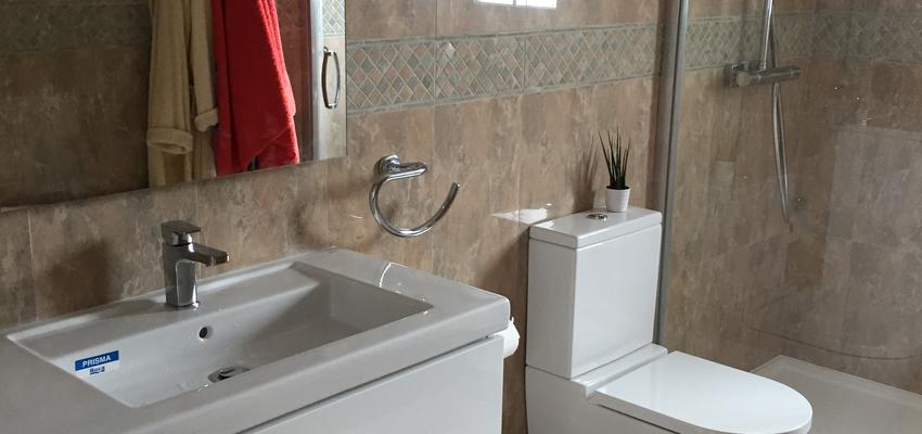 Baño Estilo moderno Color ocre, amarillo, amarillo  diseñado por Ernesto Vallejo Sanchez | Gremio 