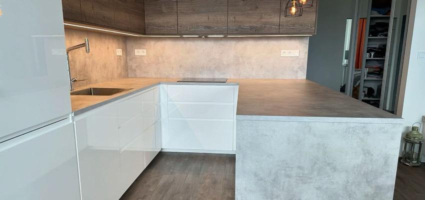 Cocina Estilo moderno Color plateado  diseñado por DML REFORMAS Y PROYECTOS SL | Reformista, constructor | Copyright Reforma de cocina