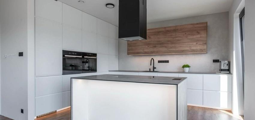 Cocina Estilo moderno Color gris  diseñado por DML REFORMAS Y PROYECTOS SL | Reformista, constructor | Copyright Reforma de cocina