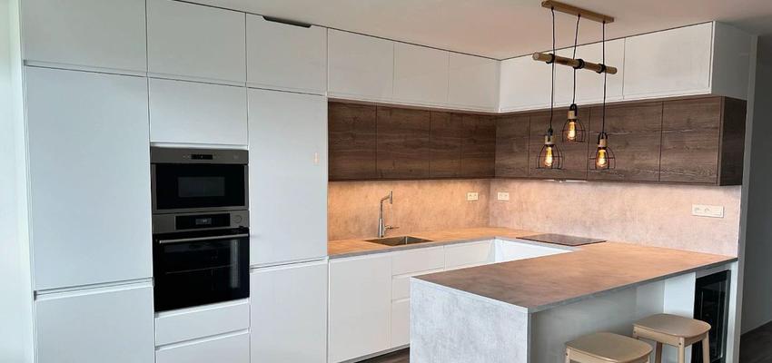 Cocina Estilo moderno Color plateado  diseñado por DML REFORMAS Y PROYECTOS SL | Reformista, constructor | Copyright Reforma de cocina