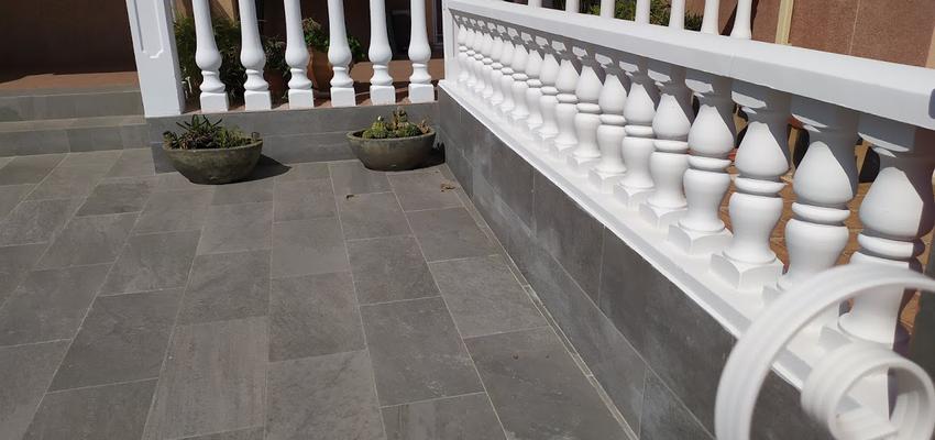 Terraza, Exterior Estilo clasico Color blanco, gris  diseñado por Diginova live your home | Gremio | Copyright Live Digi Nova