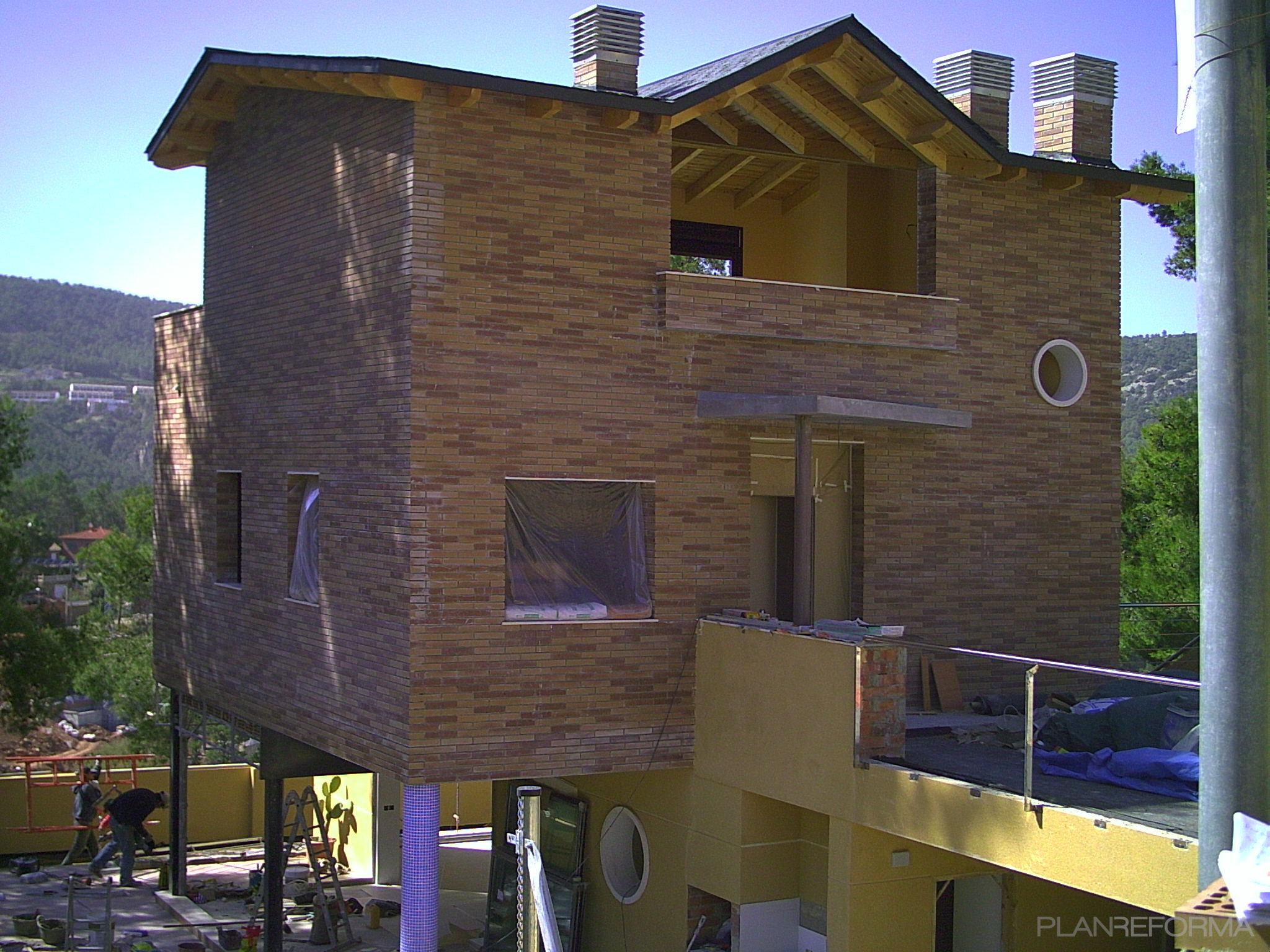 Exterior Estilo contemporaneo Color amarillo, beige, marron, gris  diseñado por marceloclemente | Gremio 