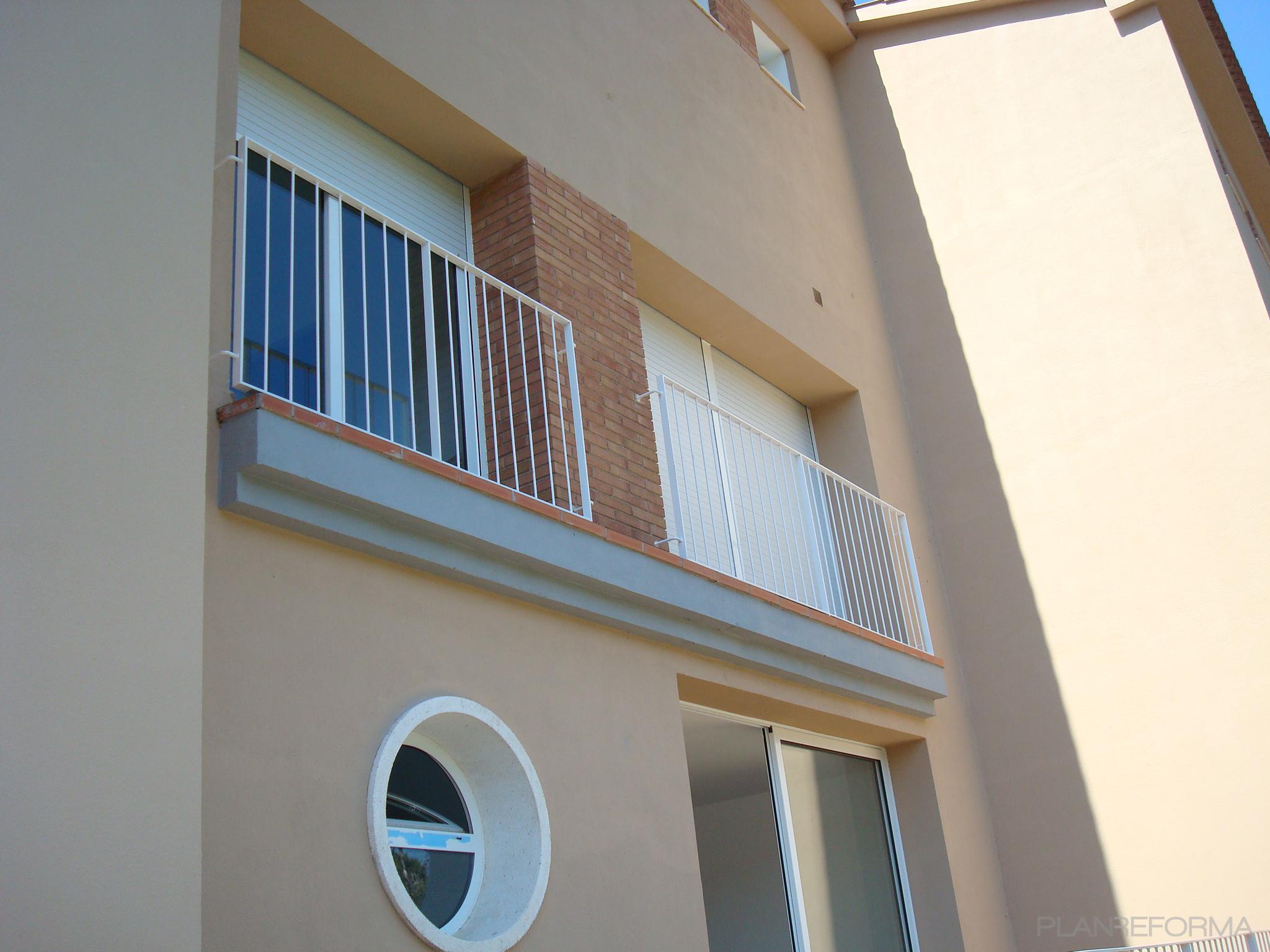 Exterior Estilo tradicional Color beige, marron, blanco  diseñado por marceloclemente | Gremio 