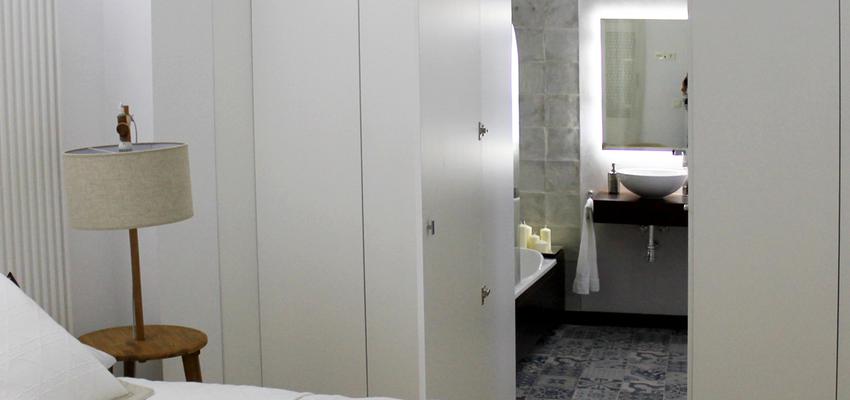 Dormitorio Estilo contemporaneo Color beige, blanco, plateado  diseñado por rebeca guardiola | Arquitecto | Copyright rebeca guardiola