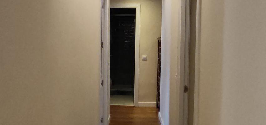 Pasillo Estilo contemporaneo Color beige, marron, blanco  diseñado por AURELIO LOPEZ MORALES | Gremio | Copyright AURELIO LOPEZ MORALES