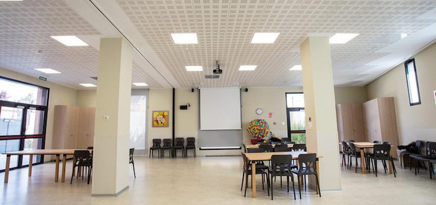 Sala de conferencias style moderno color blanco, gris, plateado  diseñado por techoslaspalmas | Gremio 