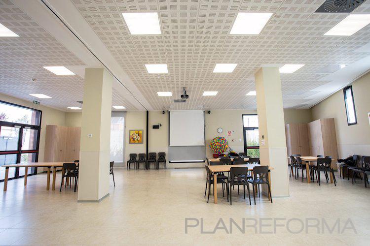 Sala de conferencias style moderno color blanco, gris, plateado  diseñado por techoslaspalmas | Gremio 