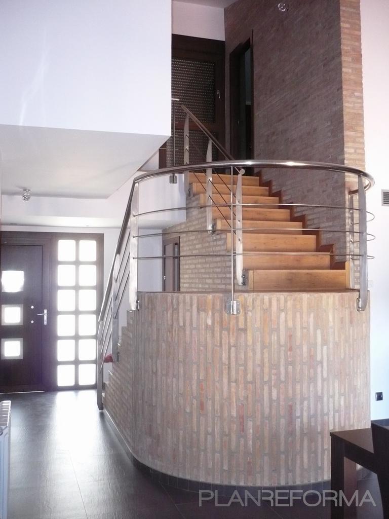 Escalera Estilo contemporaneo Color marron, marron, blanco  diseñado por NAVARRO Y PAMPLONA ARQUITECTOS, S.L.P. | Arquitecto | Copyright Propiedad de Navarro y Pamplona Arquitectos S.L.P.