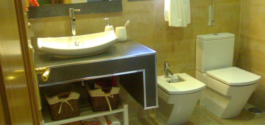 Baño Estilo moderno Color amarillo, blanco  diseñado por IDEAS Y MATERIALES, S.L. | Gremio | Copyright IDEAS Y MATERIALES, S.L