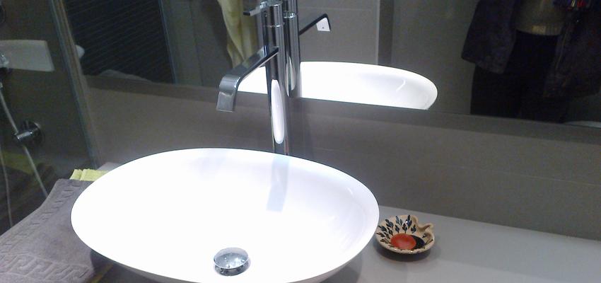 Baño Estilo moderno Color blanco, gris, gris  diseñado por IDEAS Y MATERIALES, S.L. | Gremio | Copyright Permiso del cliente