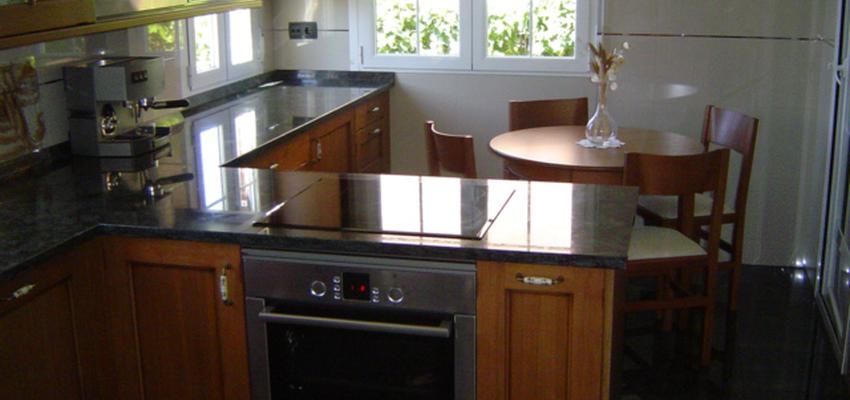 Cocina Estilo contemporaneo Color marron, gris, gris  diseñado por IDEAS Y MATERIALES, S.L. | Gremio | Copyright IDEAS Y MATERIALES, S.L.