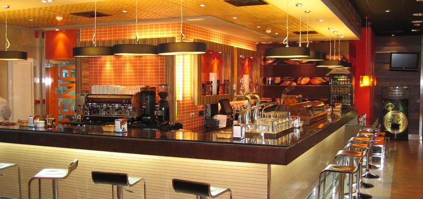 Restaurante, Bar style contemporaneo color amarillo, azul cielo, beige  diseñado por Juan Garcia | Interiorista | Copyright Si