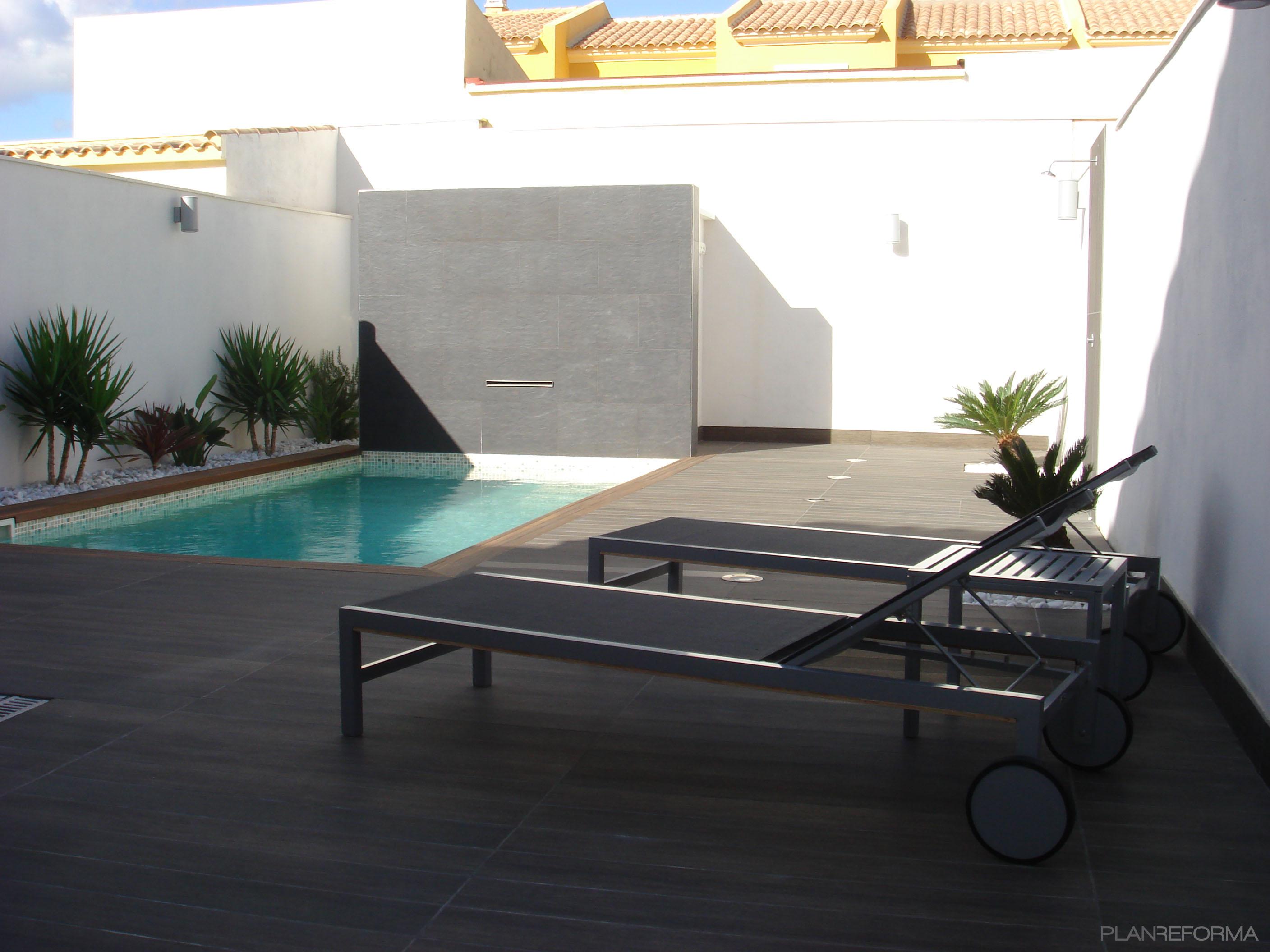 Piscina, Exterior style moderno color amarillo, azul cielo, beige  diseñado por Juan Garcia | Interiorista | Copyright si