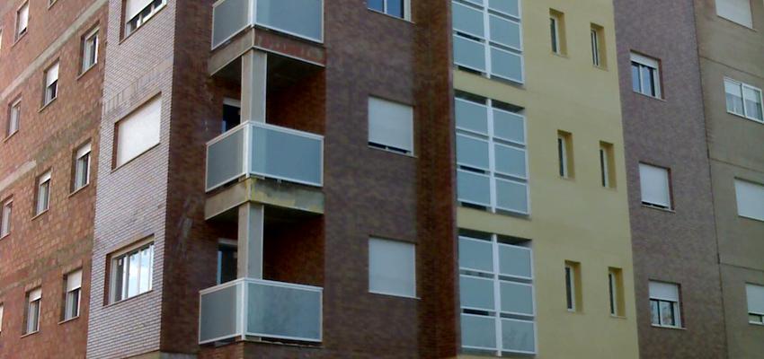 Balcon, Exterior style moderno color amarillo, marron, blanco  diseñado por Juan Carlos López Heredia | Arquitecto Técnico 