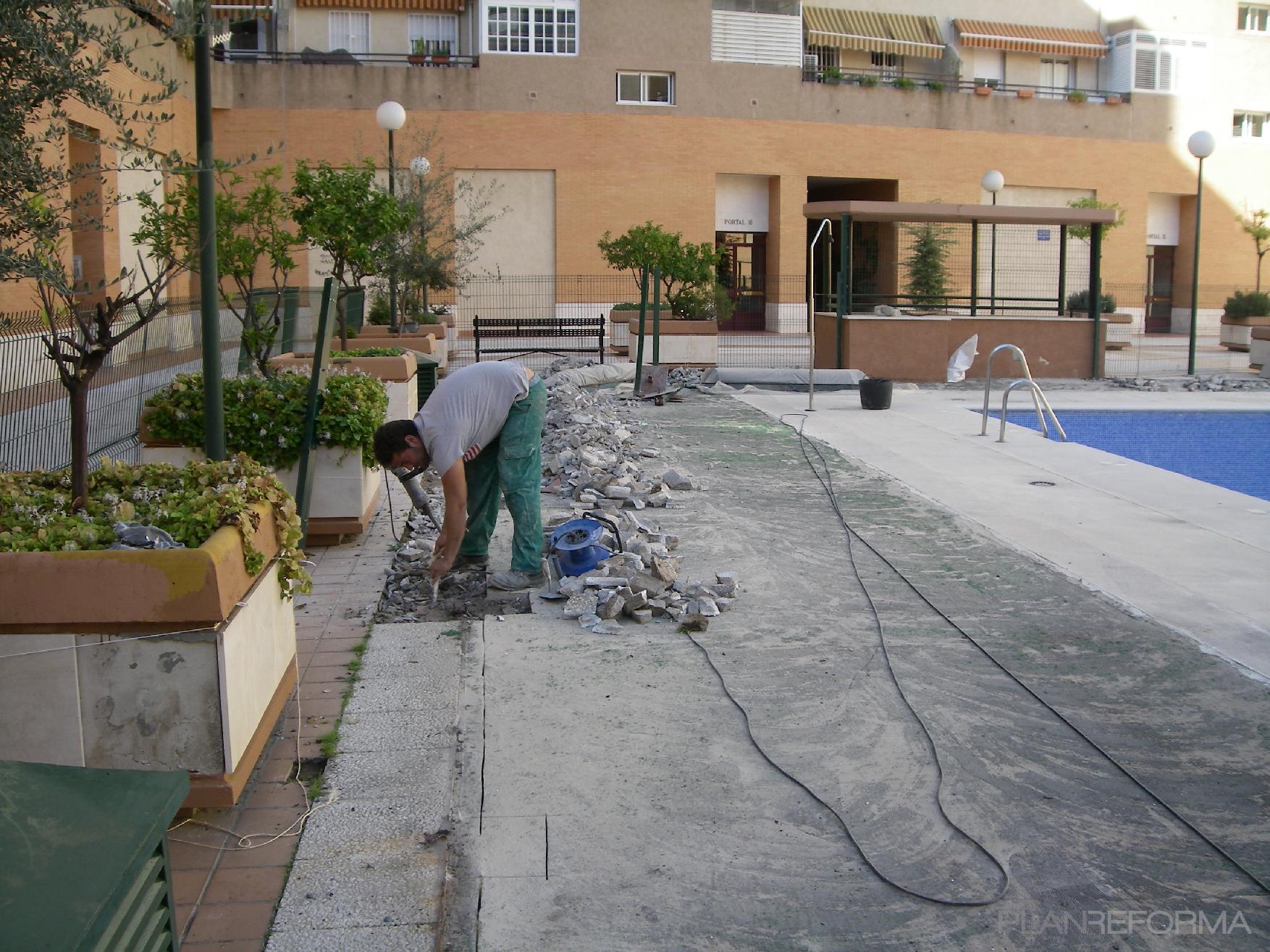 Piscina Estilo clasico Color azul cielo  diseñado por DIMA Arquitectos | Gremio | Copyright Comparador de Obras y Reformas.com