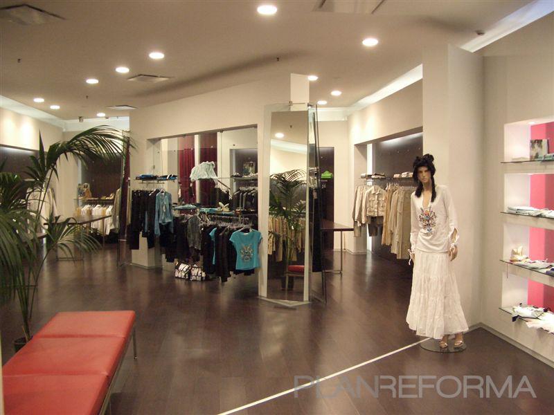 Tienda Estilo contemporaneo Color rojo, marron, blanco  diseñado por DH REFORMAS INTERIORISMO | Gremio 