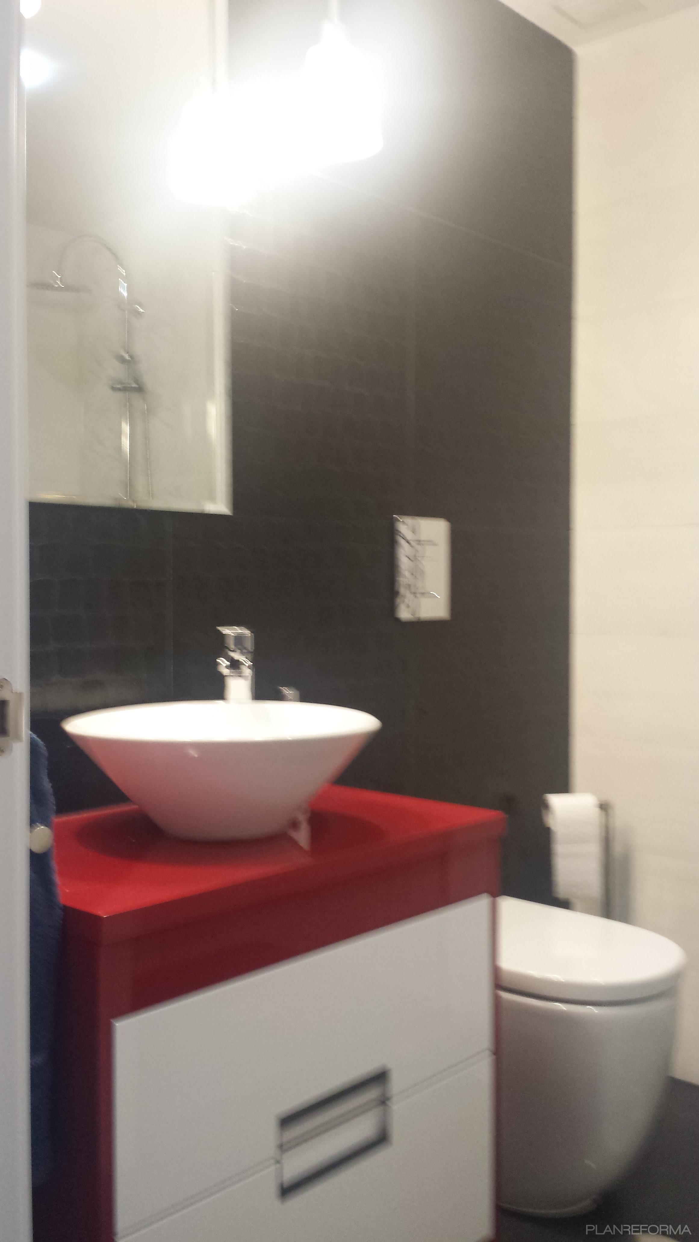 Baño Estilo contemporaneo Color rojo, blanco, negro  diseñado por DH REFORMAS INTERIORISMO | Gremio 
