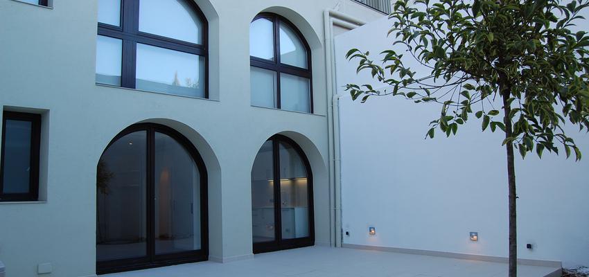 Exterior style moderno color blanco, negro  diseñado por Floc Products S.L. | Arquitecto 