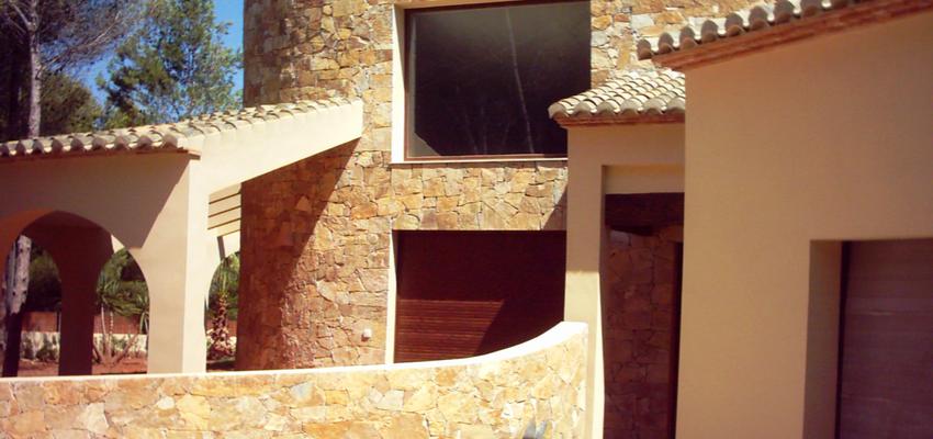 Exterior style mediterraneo color beige, marron, marron  diseñado por bertoarquitectura | Arquitecto Técnico 