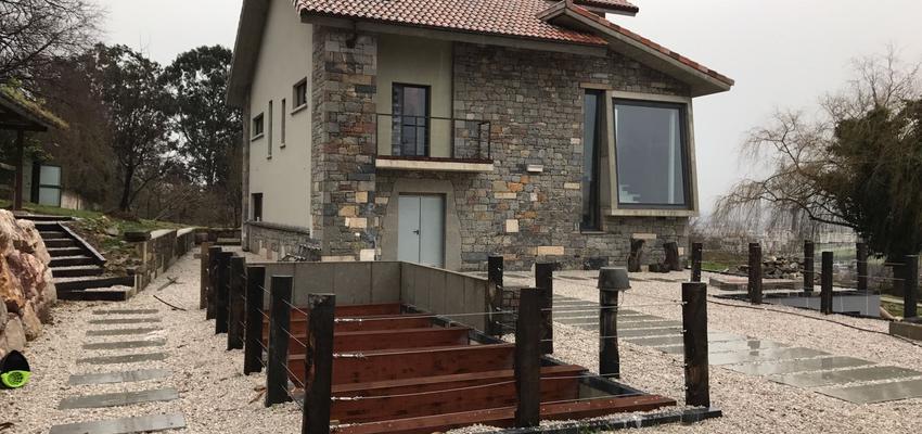 Exterior Estilo eclectico Color marron, gris, gris  diseñado por Métricâ Zero | Reformista, constructor 