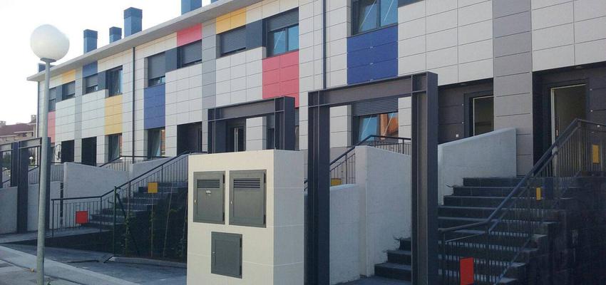 Exterior Estilo vanguardista Color rojo, azul, blanco  diseñado por Métricâ Zero | Reformista, constructor 