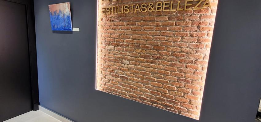 Salón de belleza Estilo vanguardista Color azul, beige, blanco  diseñado por Métricâ Zero | Reformista, constructor 