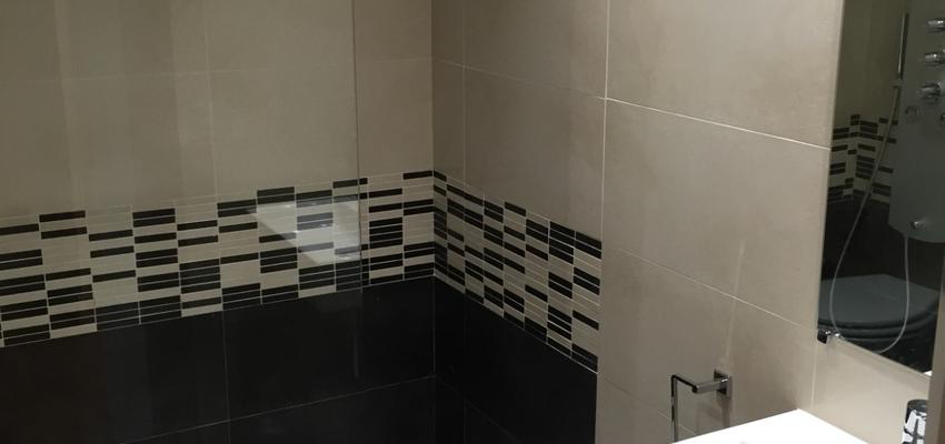 Baño Estilo contemporaneo Color beige, blanco, negro  diseñado por Métricâ Zero | Reformista, constructor 