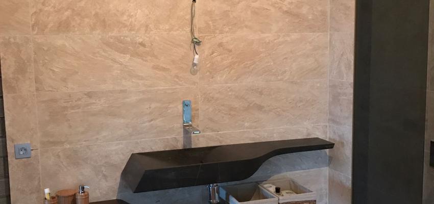 Baño Estilo eclectico Color beige, marron, blanco  diseñado por Métricâ Zero | Reformista, constructor 