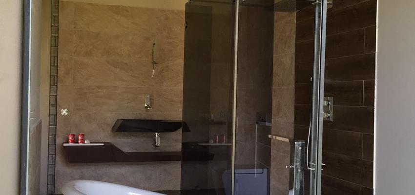 Baño Estilo eclectico Color marron, blanco, gris  diseñado por Métricâ Zero | Reformista, constructor 