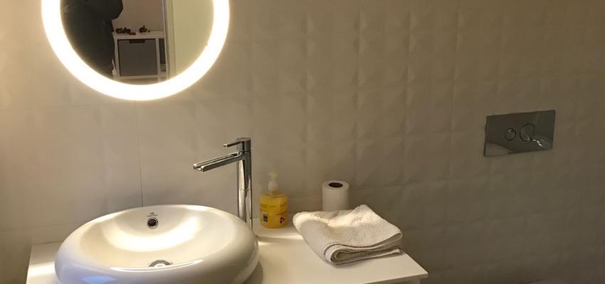 Baño Estilo moderno Color beige, blanco, gris  diseñado por Métricâ Zero | Reformista, constructor 