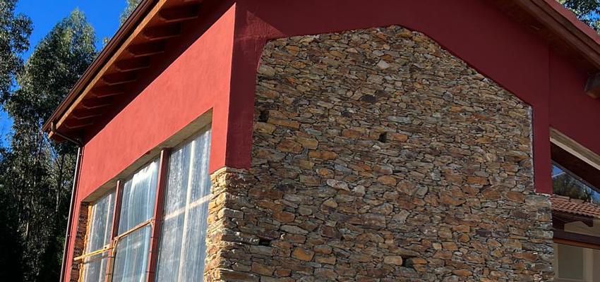 Exterior Estilo rustico Color rojo, beige, beige  diseñado por Métricâ Zero | Reformista, constructor 