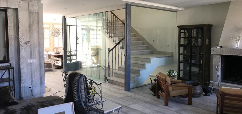 Escalera Estilo clasico Color beige, gris, gris  diseñado por Métricâ Zero | Reformista, constructor 