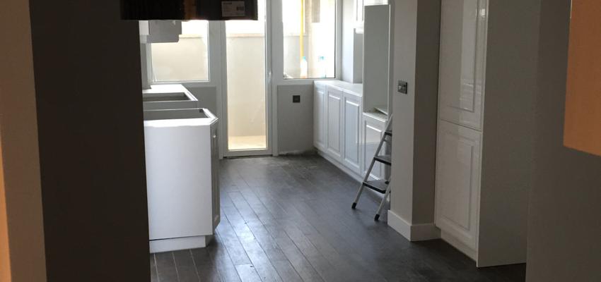 Cocina Estilo clasico Color marron, blanco, gris  diseñado por Métricâ Zero | Reformista, constructor 