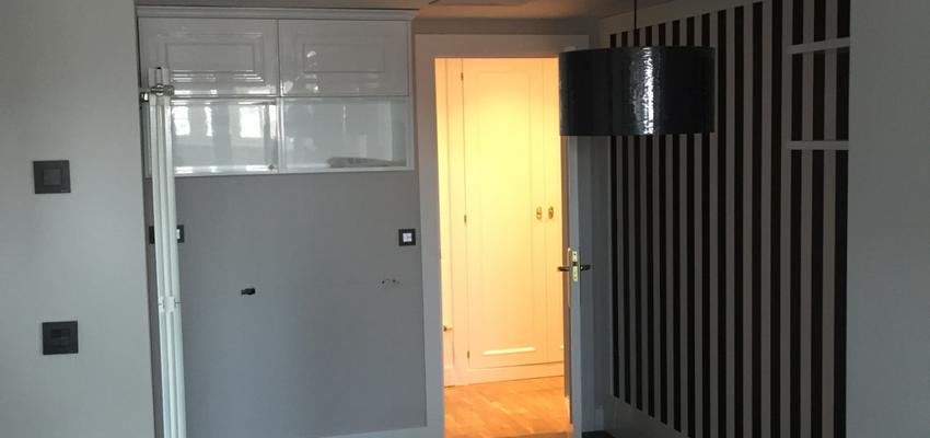 Cocina Estilo moderno Color marron, blanco, negro  diseñado por Métricâ Zero | Reformista, constructor 