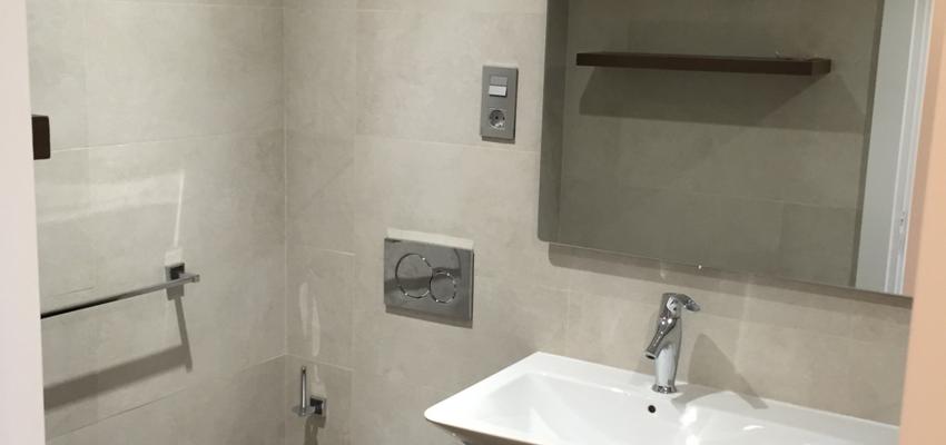 Baño Estilo clasico Color beige, marron, blanco  diseñado por Métricâ Zero | Reformista, constructor 