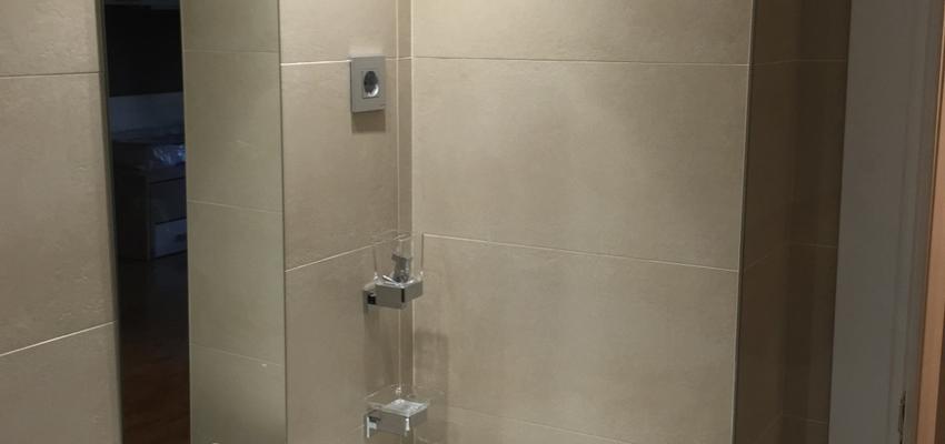 Baño Estilo clasico Color beige, beige, blanco  diseñado por Métricâ Zero | Reformista, constructor 