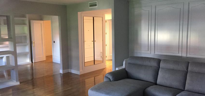 Salon Estilo clasico Color beige, gris, plateado  diseñado por Métricâ Zero | Reformista, constructor 