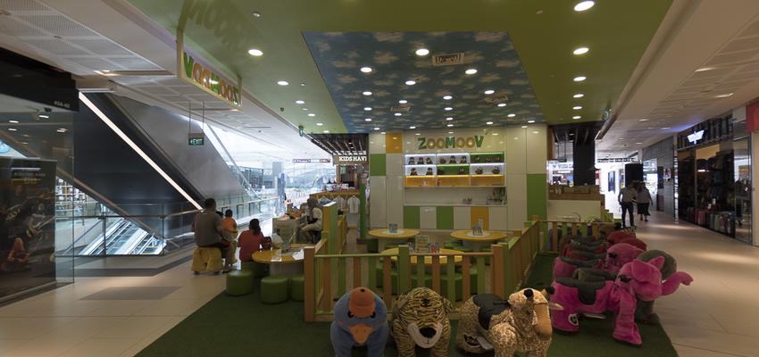 Sala de juegos, Salon, Tienda Estilo moderno Color amarillo, verde, blanco  diseñado por Rocío Navarro | Arquitecto 